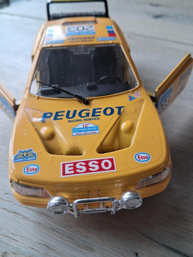 MINIATUUR PEUGEOT  203 TURBO RIJK GEDETAILLEERD, Hobby en Vrije tijd, Modelauto's | 1:24, Ophalen of Verzenden, Zo goed als nieuw