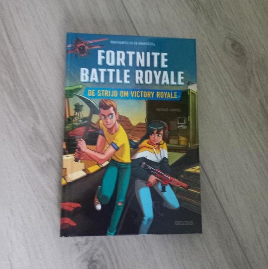 Fortnite "battle royale" boek, Ophalen of Verzenden, Zo goed als nieuw