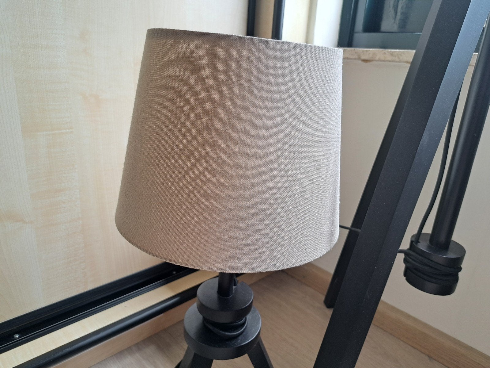 IKEA LAUTERS Vloerlamp met LED-lamp, bruin/wit, Huis en Inrichting, Lampen | Vloerlampen, Ophalen, Modern, Scandinavisch, E27 (groot)