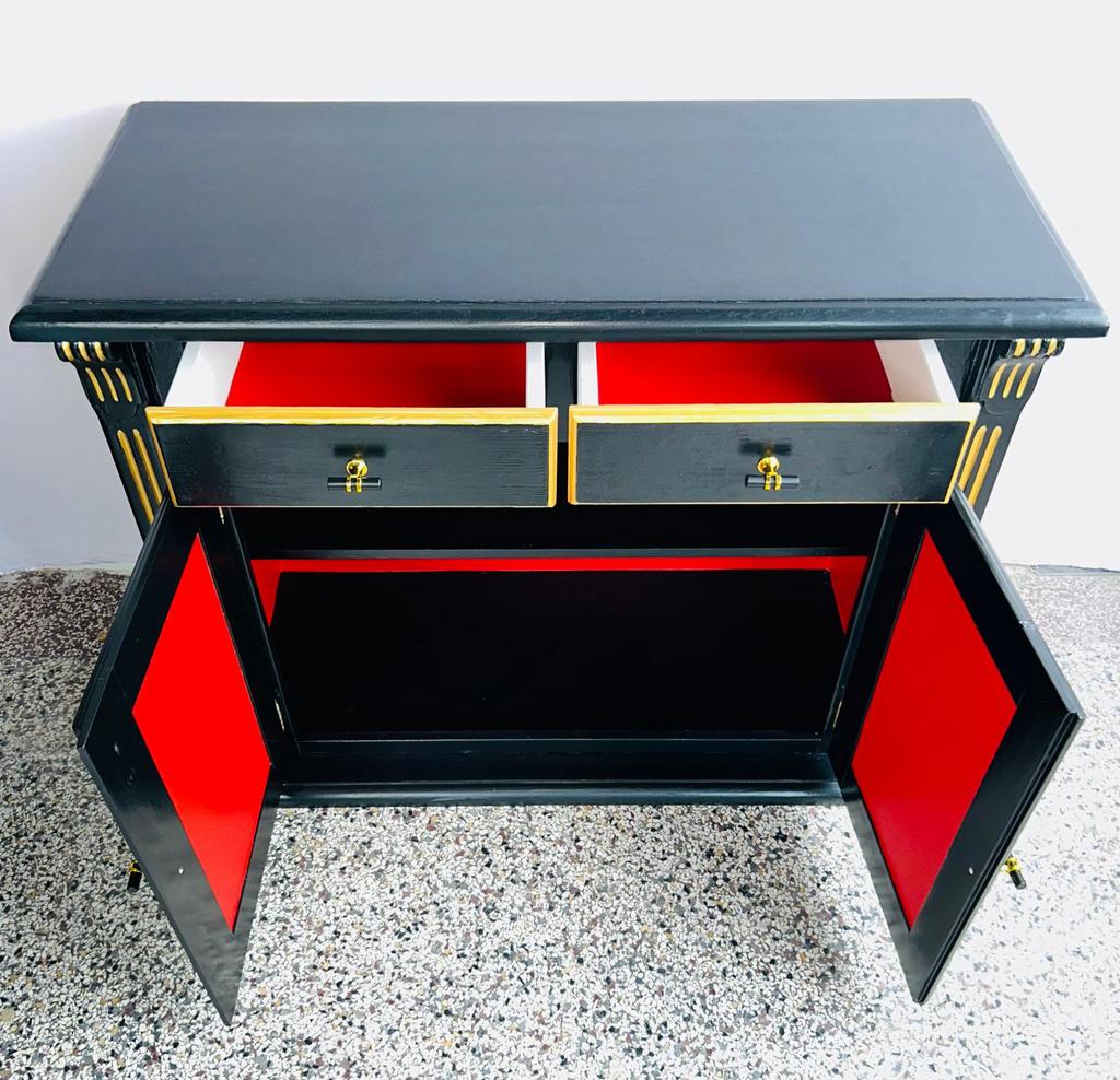 Stijlvolle zwarte kast met rode details en gouden afwerking, Huis en Inrichting, Kasten | Vitrinekasten, Ophalen, 100 tot 150 cm