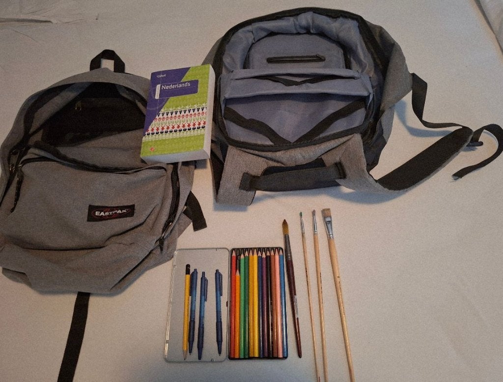 2 rugzakken/1 eastpak +div. spullen oa. potloden/woordenboek, Ophalen, Gebruikt