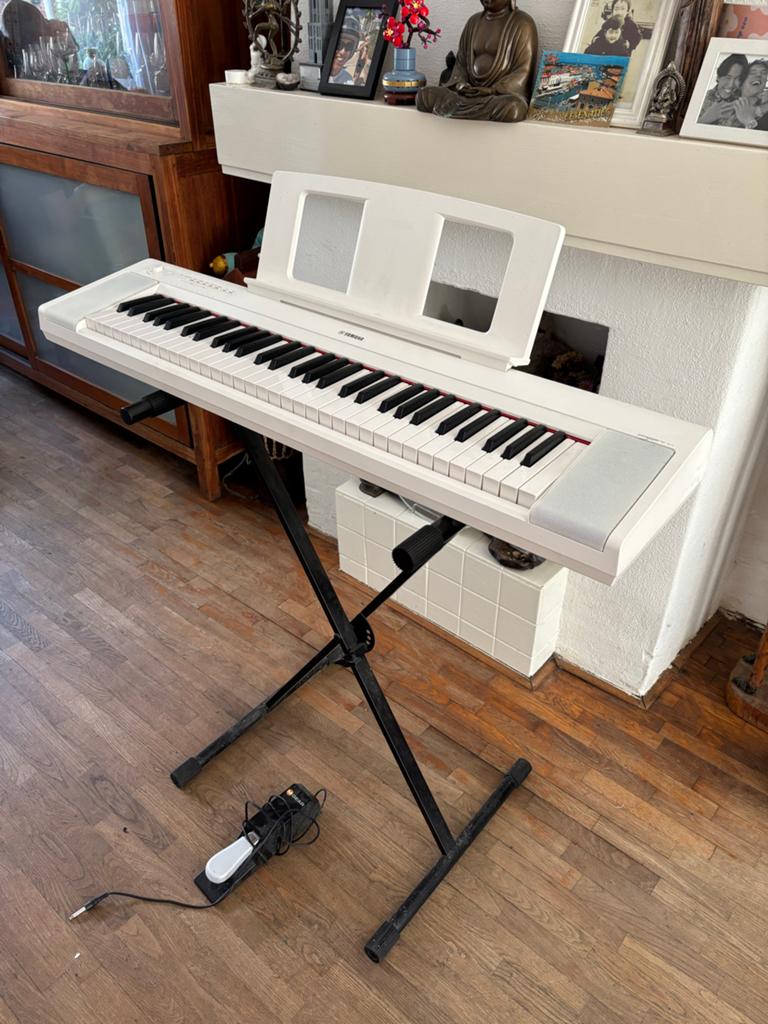 Yamaha Piaggero NP-15 Digitaal Piano + standaard  en pedaal, Ophalen, Wit, Digitaal, Zo goed als nieuw