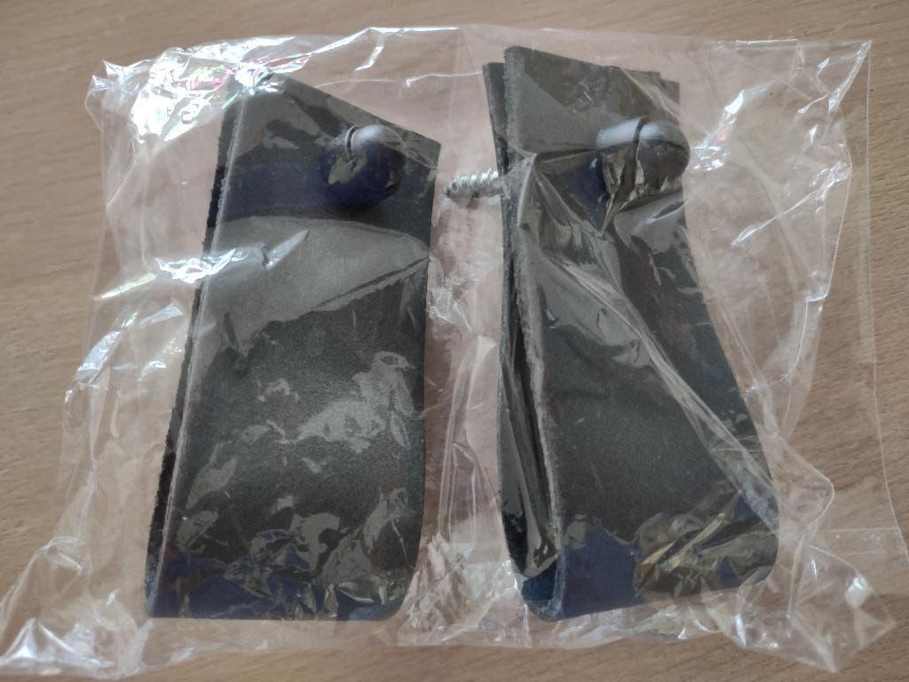 2 Zwarte leren plankdragers, schroeven en zwarte afdekdopjes, Ophalen of Verzenden, Nieuw