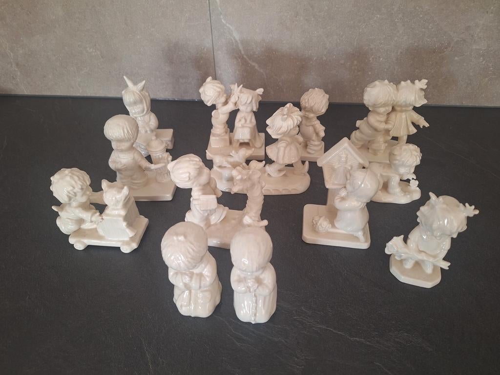Collectie van 13 witte Hummel beeldjes (Goebel), Antiek en Kunst, Antiek | Porselein, Ophalen of Verzenden