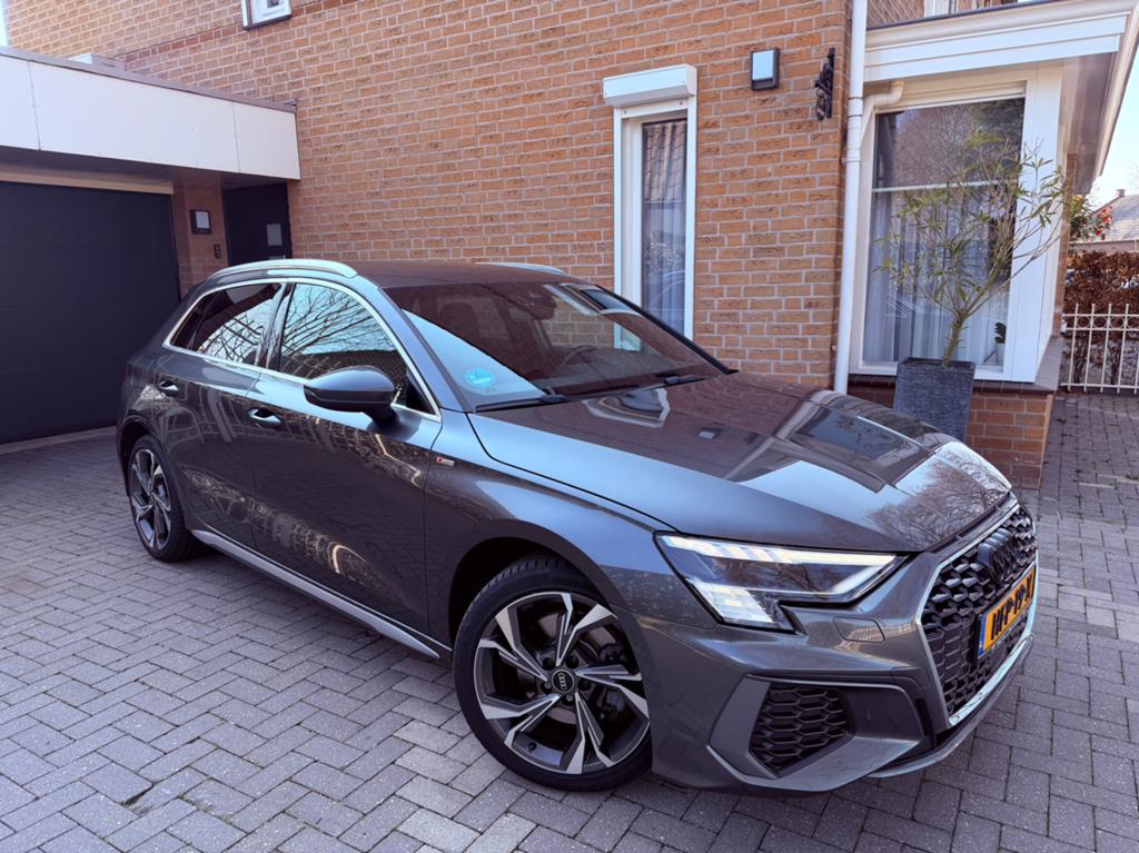 Audi A3 40 Tfsi e 3x S-line Bang & Olufsen, Daytona grijs, Auto's, Audi, Zwart, 4 cilinders, 1535 kg, Leder en Stof