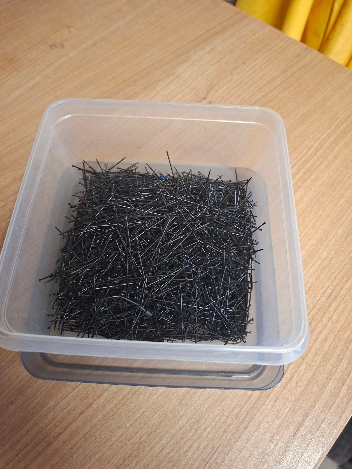 Doosje met zwarte etalagespelden, Zwart, Gebruikt, Knutselmateriaal, Metaal