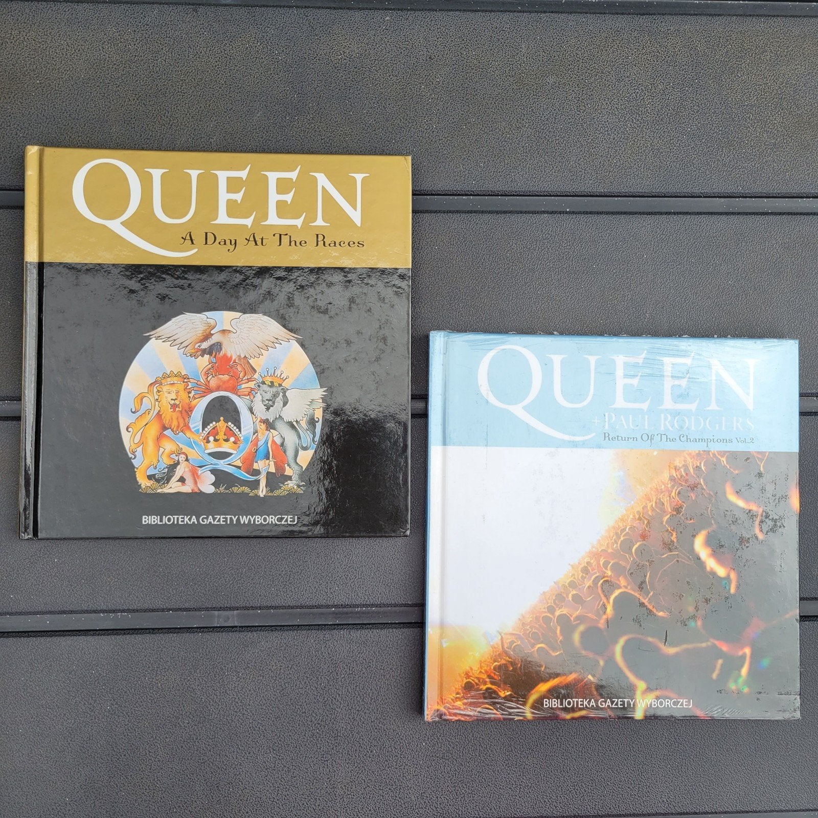 Queen - A Day At The Races Limited Edition Boek met CD, Ophalen, Zo goed als nieuw