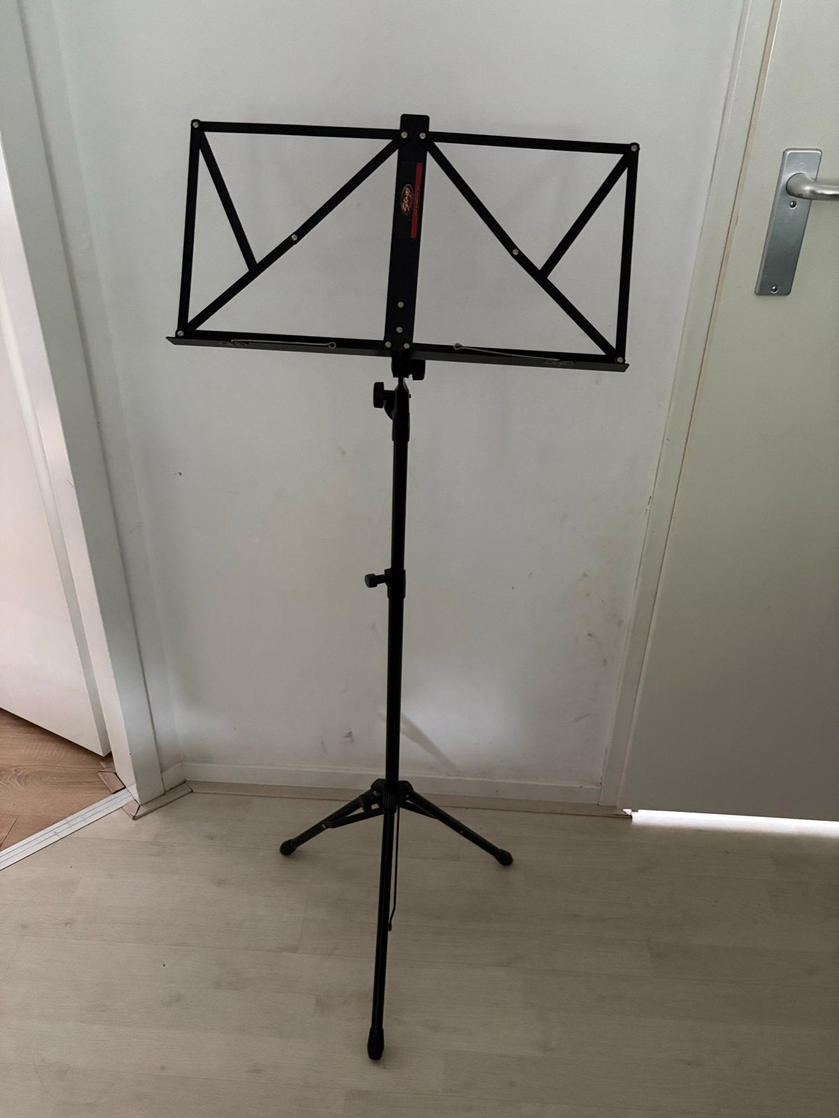 Stagg muziekstandaard - Opvouwbaar en verstelbaar, Muziek en Instrumenten, Standaards, Ophalen of Verzenden, Gebruikt, Muziekstandaard