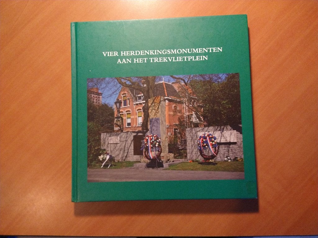 Glaudemans, Corien. Vier herdenkingsmonumenten aan het trek, Boeken, Ophalen of Verzenden, Zo goed als nieuw