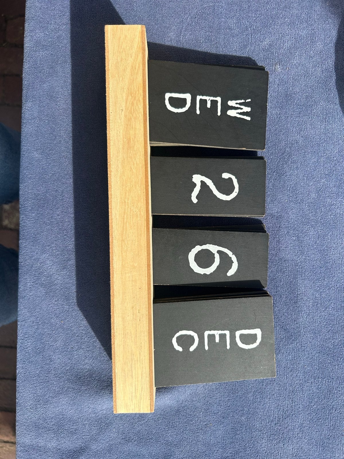 Houten kalender met verwisselbare blokjes, Huis en Inrichting, Gebruikt, Ophalen of Verzenden, Overige typen, Analoog