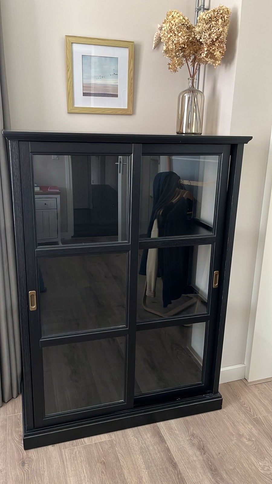 Zwart dressoir met glazen schuifdeuren, Huis en Inrichting, Ophalen, Gebruikt, 100 tot 150 cm, 100 tot 150 cm