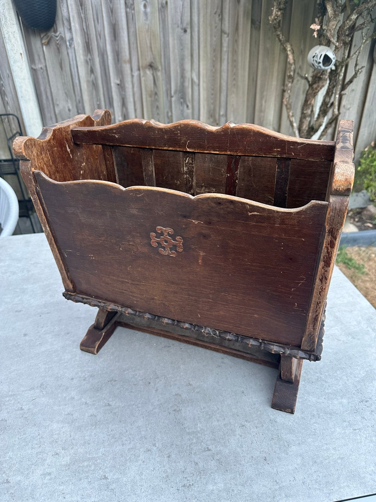 Vintage houten lectuurbak met handvat, Huis en Inrichting, Woonaccessoires | Krantenbakken en Lectuurbakken, Met handvat, Gebruikt