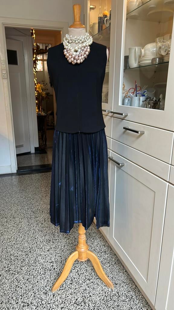 Donkerblauwe glans plissé rok in maat S, Kleding | Dames, Rokken, Blauw, Ophalen of Verzenden, Maat 36 (S), Gedragen