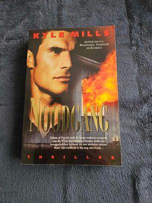 Kyle Mills - Noodgang, Boeken, Thrillers, Gelezen, Ophalen of Verzenden