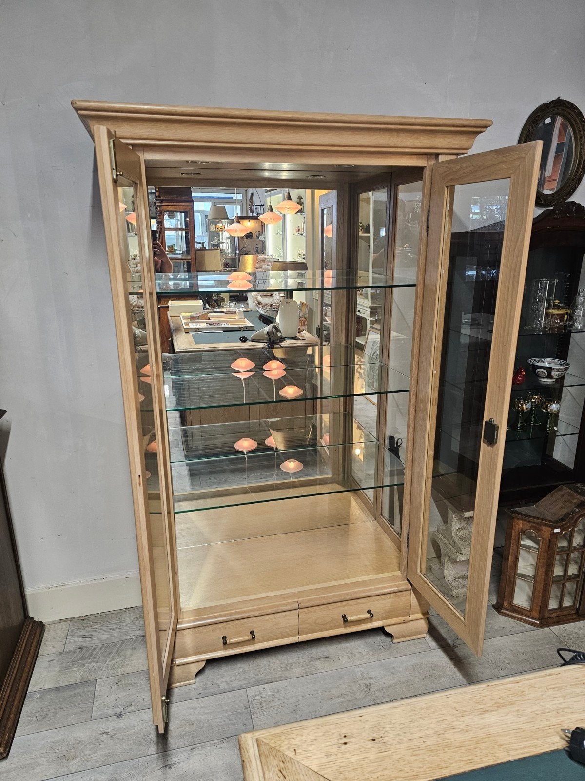 Eiken Vitrinekast met Glazen Planken en Verlichting, Glas, Onbekend@voorbeeld.com, Onbekend, Ophalen of Verzenden