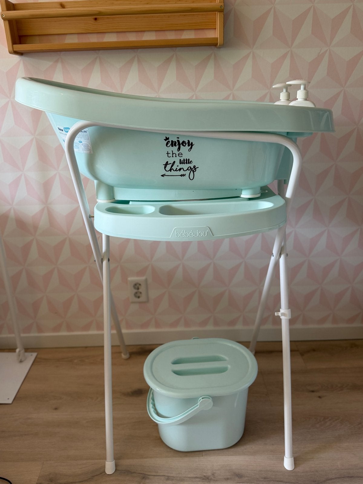 Bébé-jou babybadje met standaard en luieremmer, Ophalen, Gebruikt, Badje, Bébé-jou