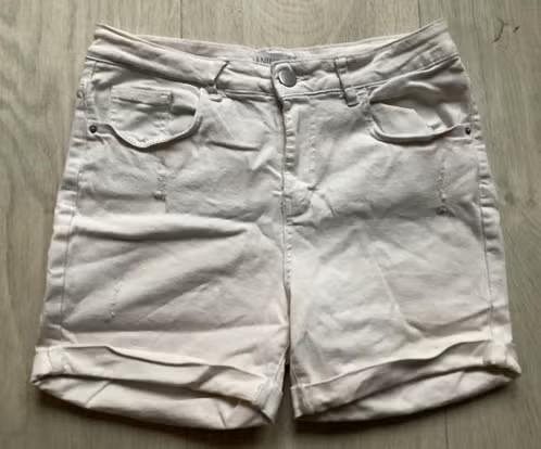 Witte korte spijkerbroek Maat 38 van Janina, Kleding | Dames, Spijkerbroeken en Jeans, Wit, Ophalen of Verzenden, Zo goed als nieuw