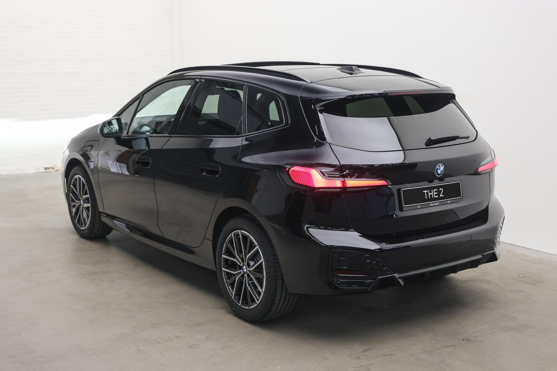 BMW 2 Serie Active Tourer 225e xDrive M Sport Automaat / Pan, Automaat, Dealer onderhouden, 1800 kg, Zwart
