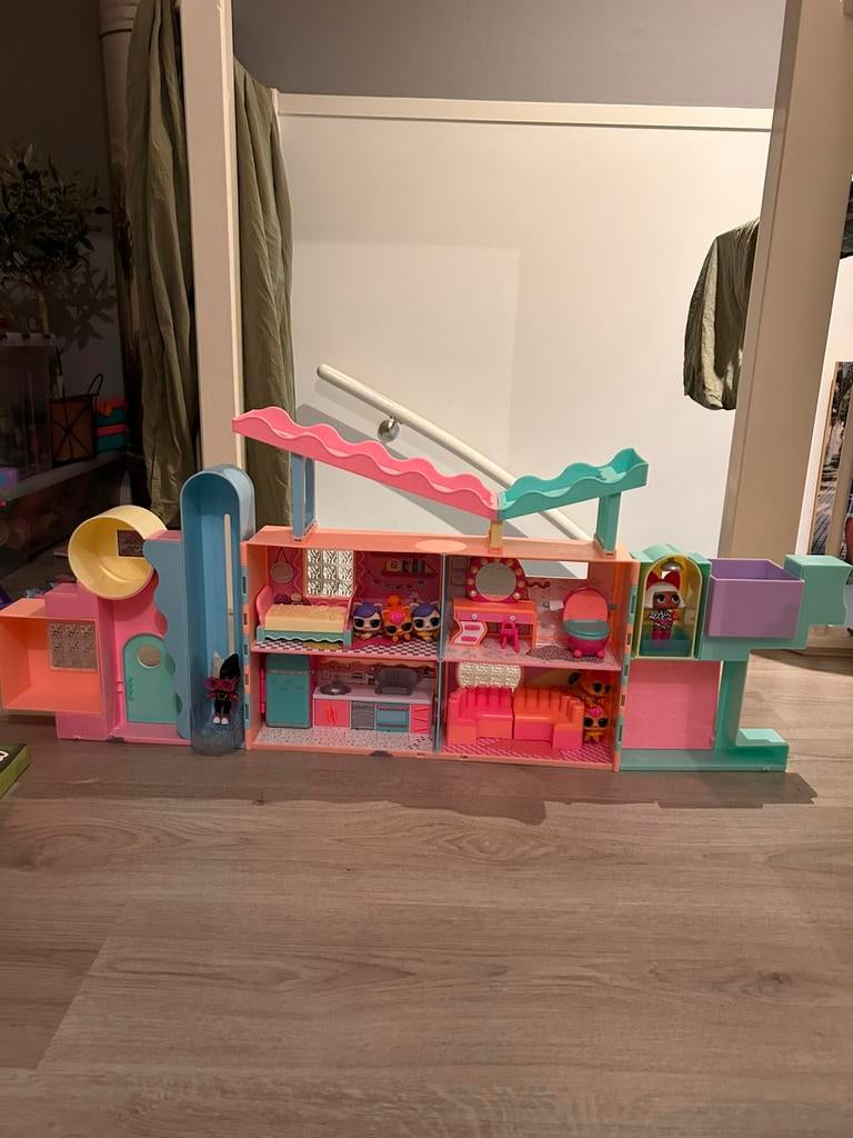 LOL huis met lift en accessoires/poppetjes, Ophalen, Zo goed als nieuw, Poppenhuis