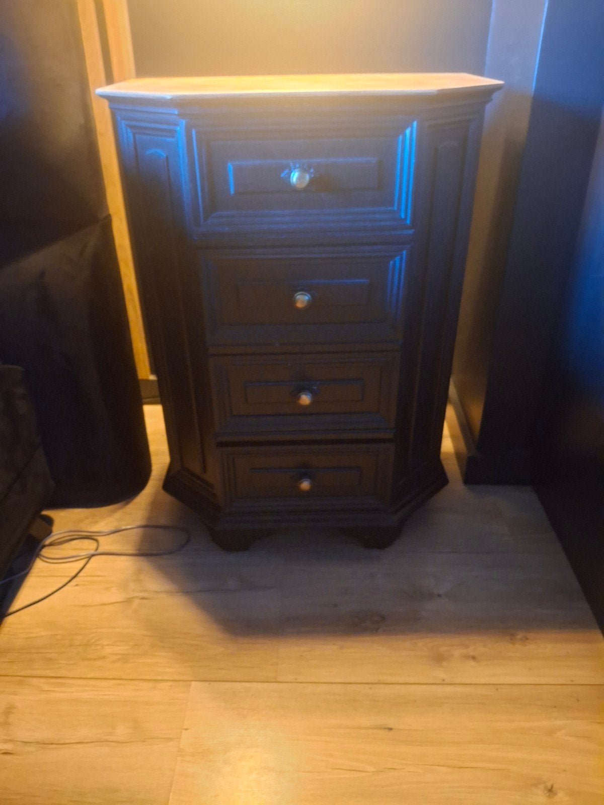 Nachtkastje met 4 lades - Zwart hout, Huis en Inrichting, Ophalen, Minder dan 45 cm, Zo goed als nieuw, 70 cm of meer