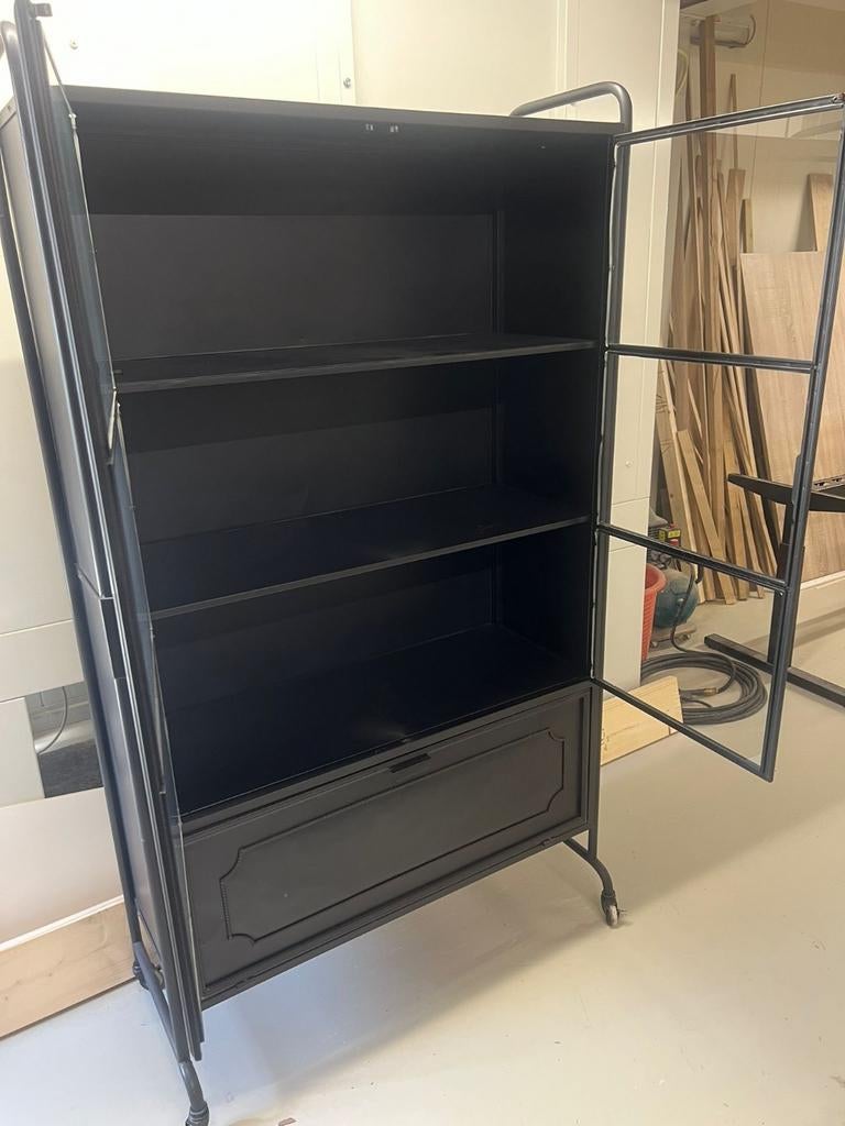 Zwart metalen vitrinekast met glazen deuren en lade, Huis en Inrichting, Ophalen, Gebruikt, Industrieel, Modern, Glas