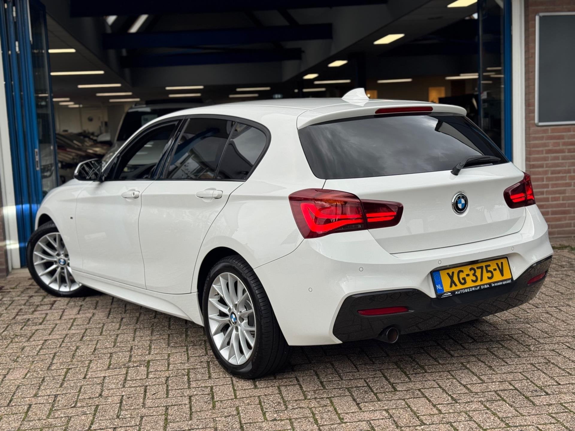 BMW 1-serie 118i M-Pakket 2019 WIT AUT NAVI CAMERA ACC NAP!, Auto's, Dealer onderhouden, Gebruikt, Wit, Bedrijf