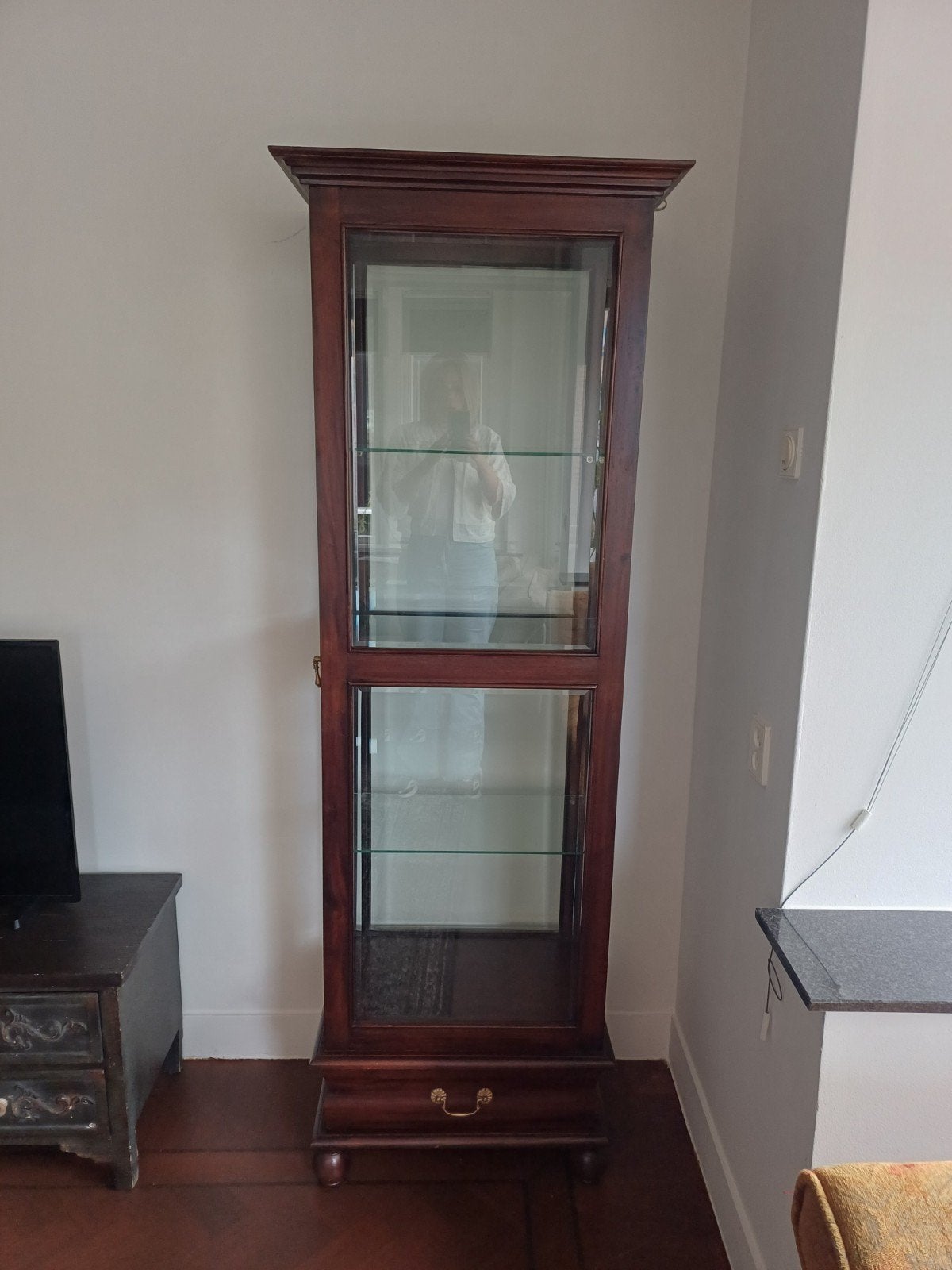 Glazen mahonie hout vitrinekast, Gebruikt, Klassiek, Met lade(s), Overige houtsoorten
