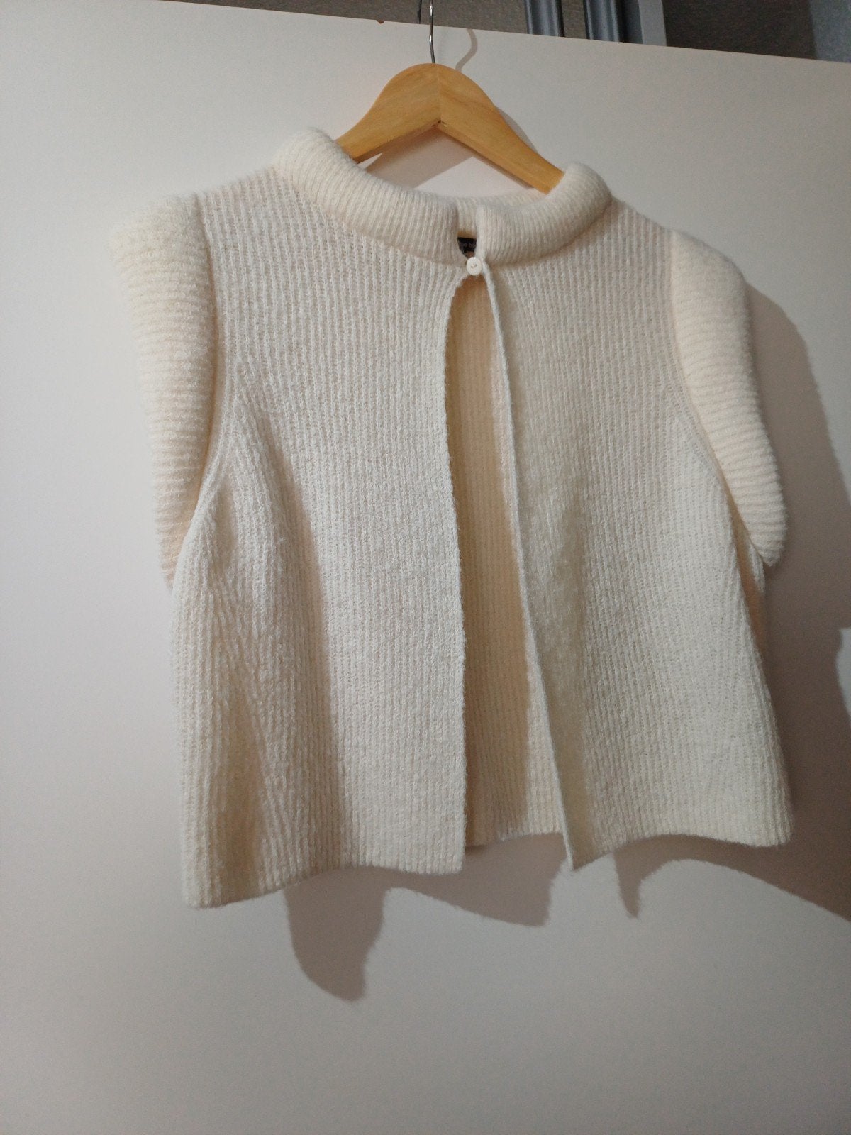 Caroline Biss gebreid kort gilet - crème maat 38, Maat 38/40 (M), Wit, Nieuw, Ophalen of Verzenden