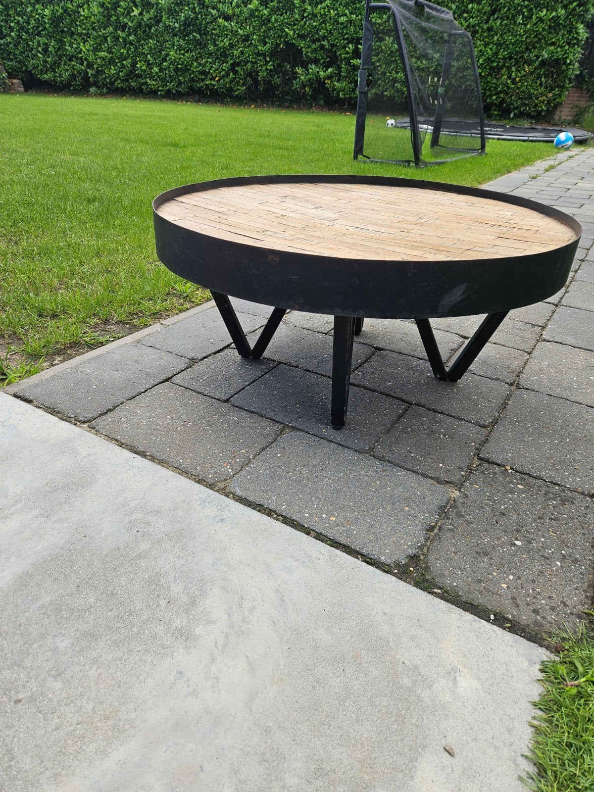 Robuuste ronde salontafel met houten blad en metalen frame, Overige houtsoorten, Gebruikt, 50 tot 100 cm, Rond