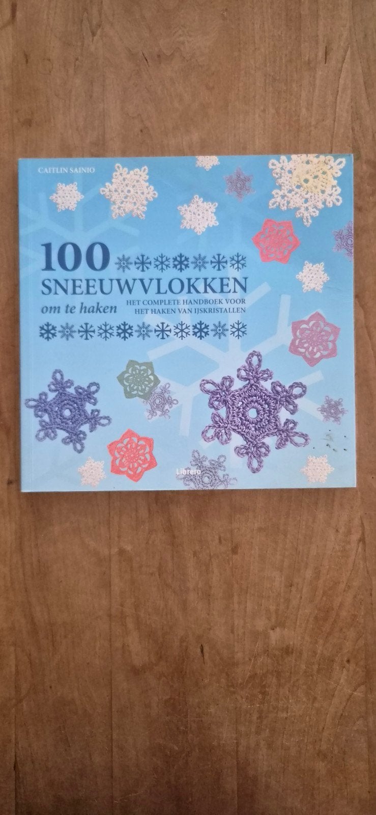 100 Sneeuwvlokken om te haken - Caitlin Sainio, Ophalen of Verzenden, Zo goed als nieuw, Breien en Haken, Caitlin Sainio