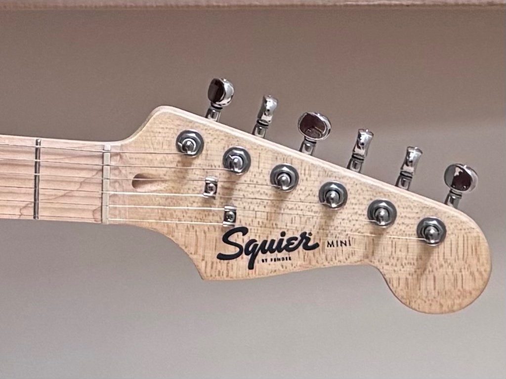 Foto 4 van Squier (by Fender) mini elektrische gitaar