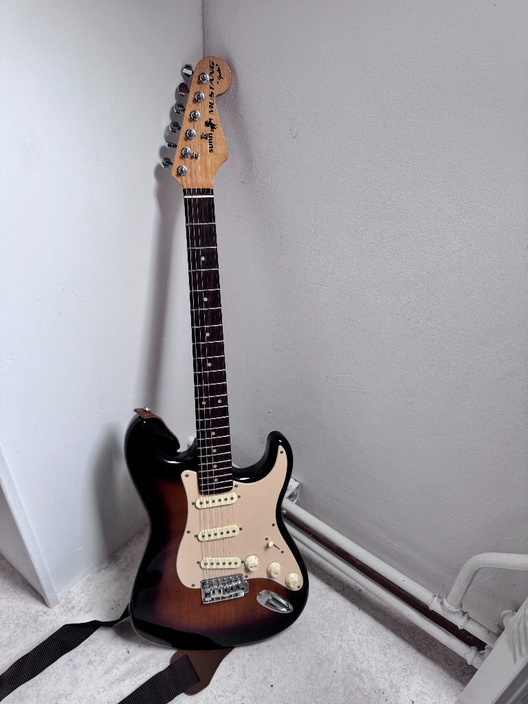 Sunn Mustang By Fender, Muziek en Instrumenten, Fender, Met versterker, Ophalen of Verzenden, Zo goed als nieuw