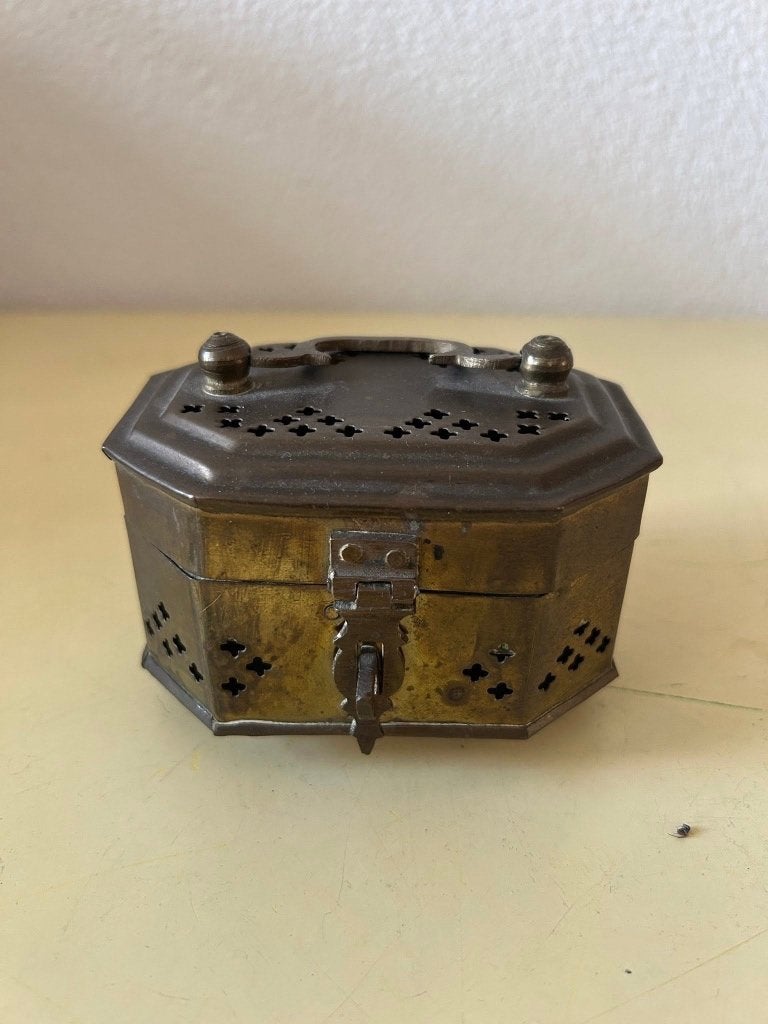 Antiek achthoekig messing kistje met opengewerkt patroon, Antiek en Kunst, Ophalen of Verzenden, Koper