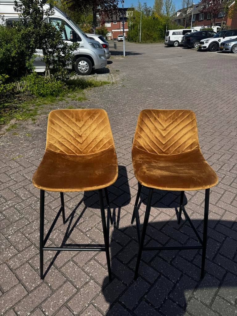 2 okergele fluwelen Riverdale barkrukken, Huis en Inrichting, Ophalen, Zo goed als nieuw, 90 cm of meer, Metaal