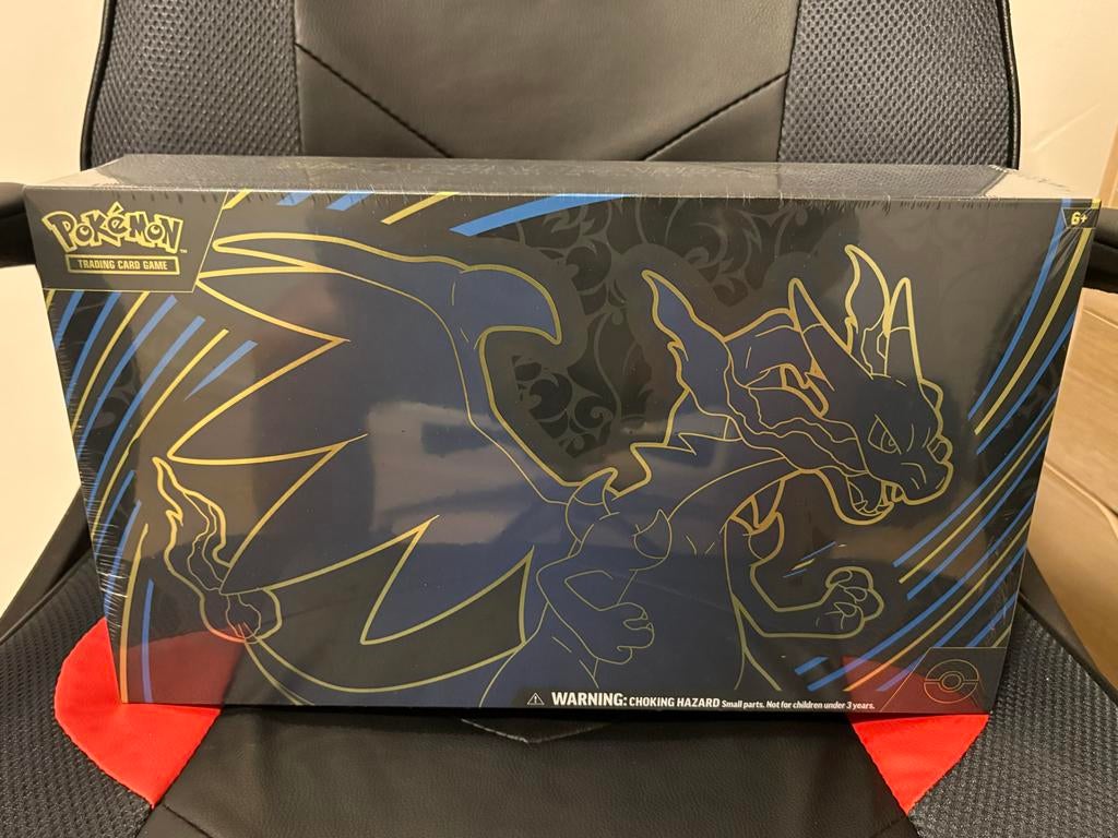 Pokémon Mega Charizard X EX Ultra-Premium Collection, Ophalen of Verzenden, Zo goed als nieuw