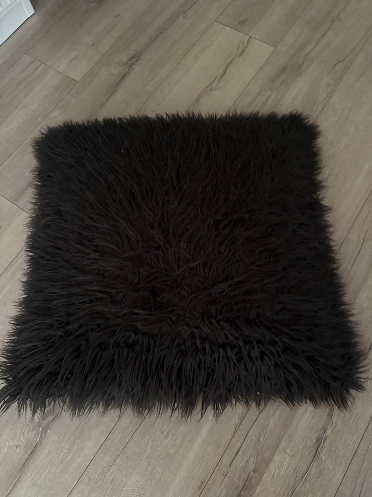 Bruin  pluizig sierkussen - Zo goed als nieuw, Huis en Inrichting, Overige merken, Zwart, Vierkant, Ophalen of Verzenden