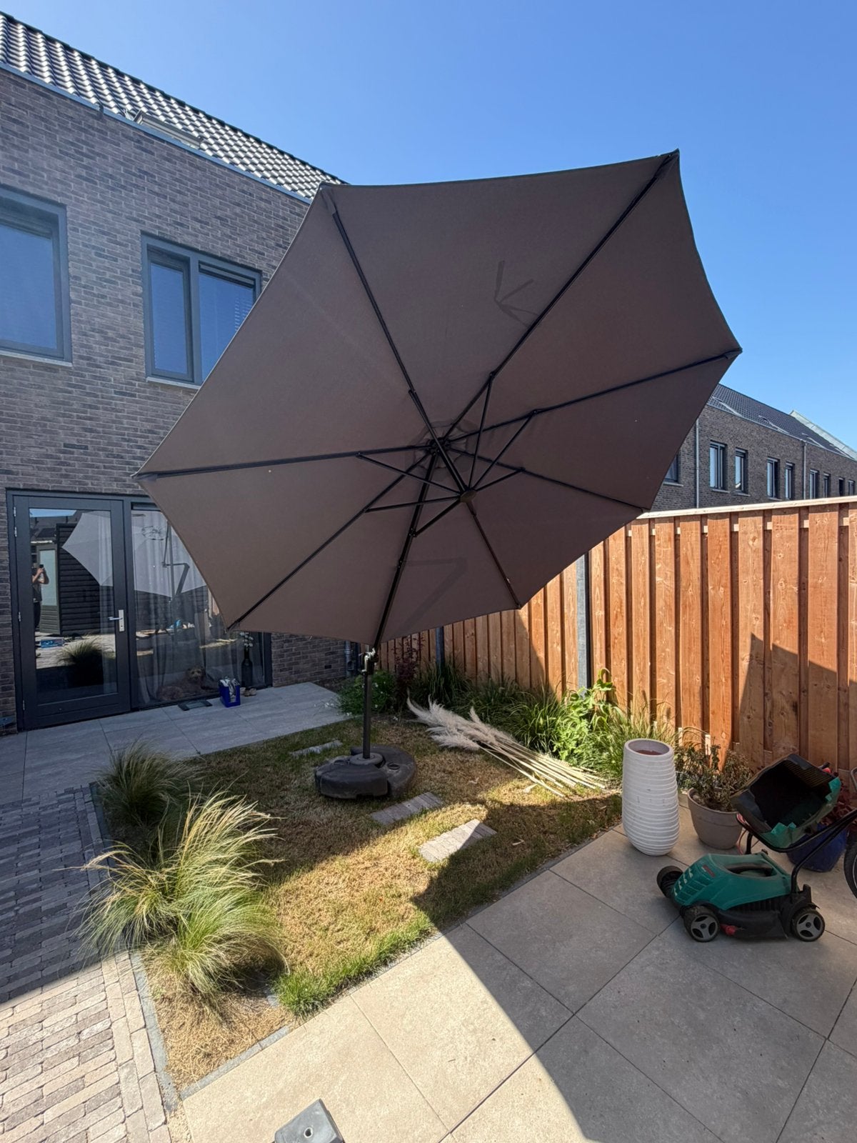 Grote grijze zweefparasol met voet en beschermhoes, Ophalen, Zo goed als nieuw, Zweefparasol, Verstelbaar