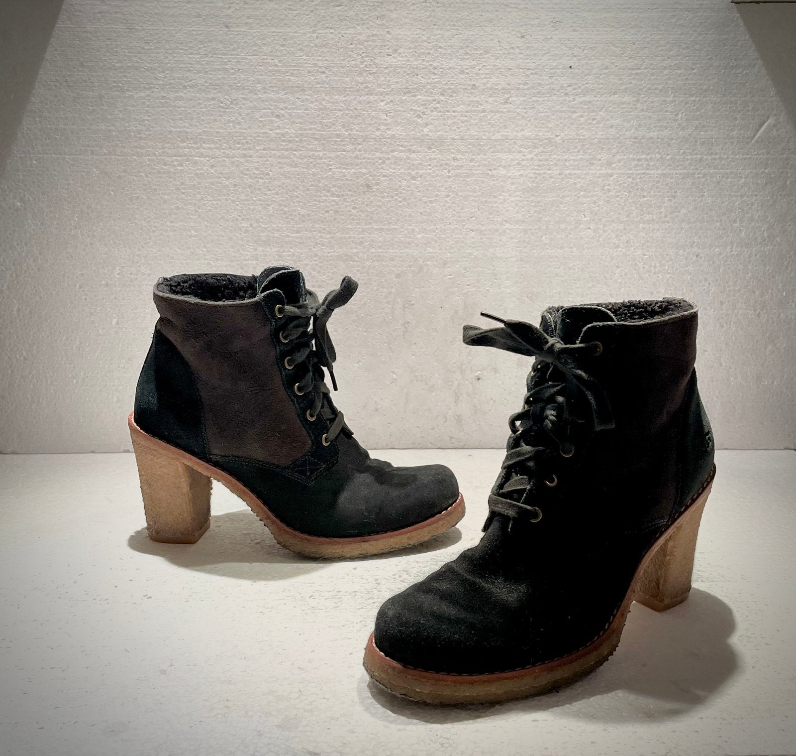 Ugg Ug schoenen gevoerde hoge hakken dikke zool zwart 39, Ophalen of Verzenden, Gedragen, Schoenen met hoge hakken