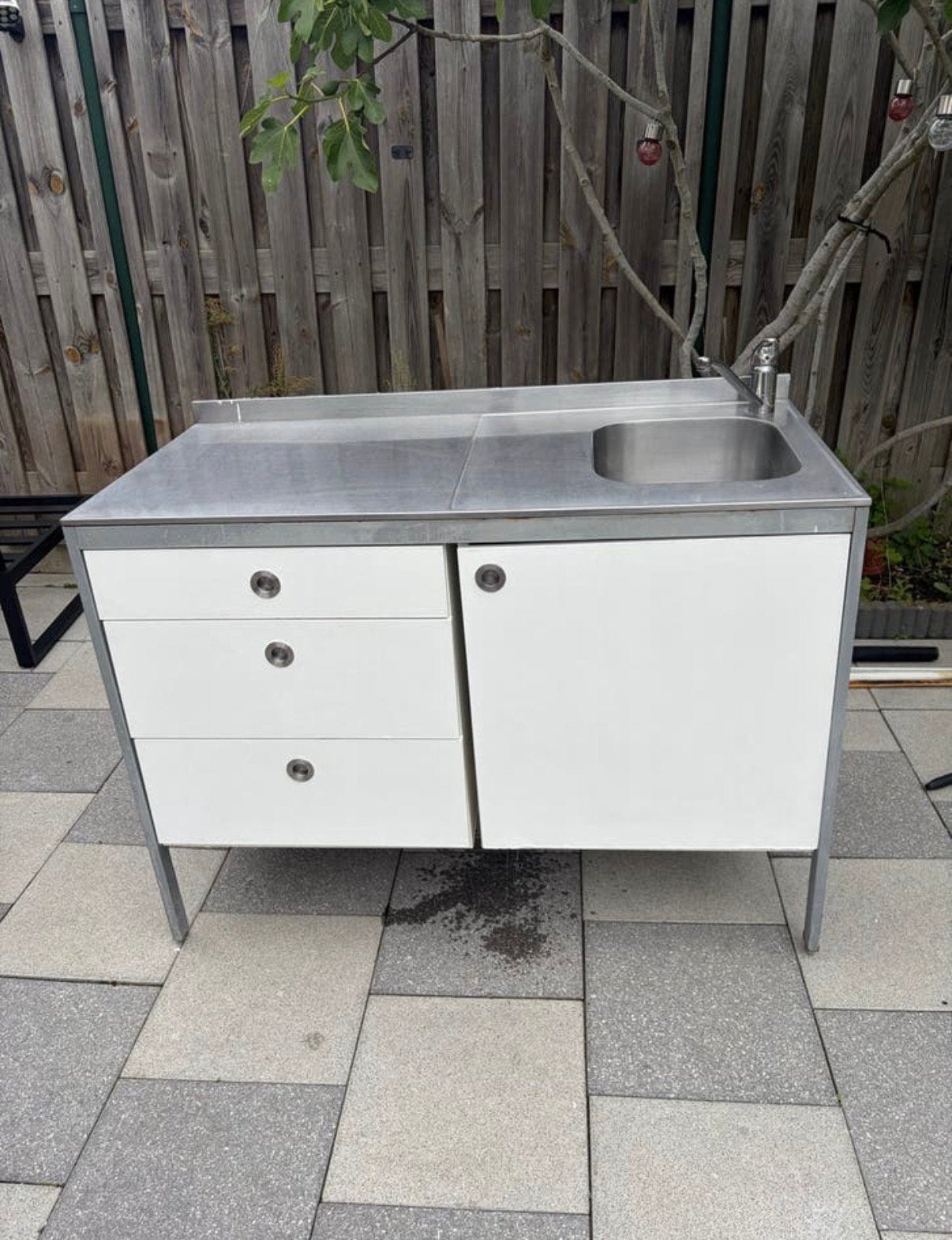 Compacte buitenkeuken met spoelbak en kraan, Huis en Inrichting, Keuken | Complete keukens, Ophalen, Gebruikt, Wit, Overige typen