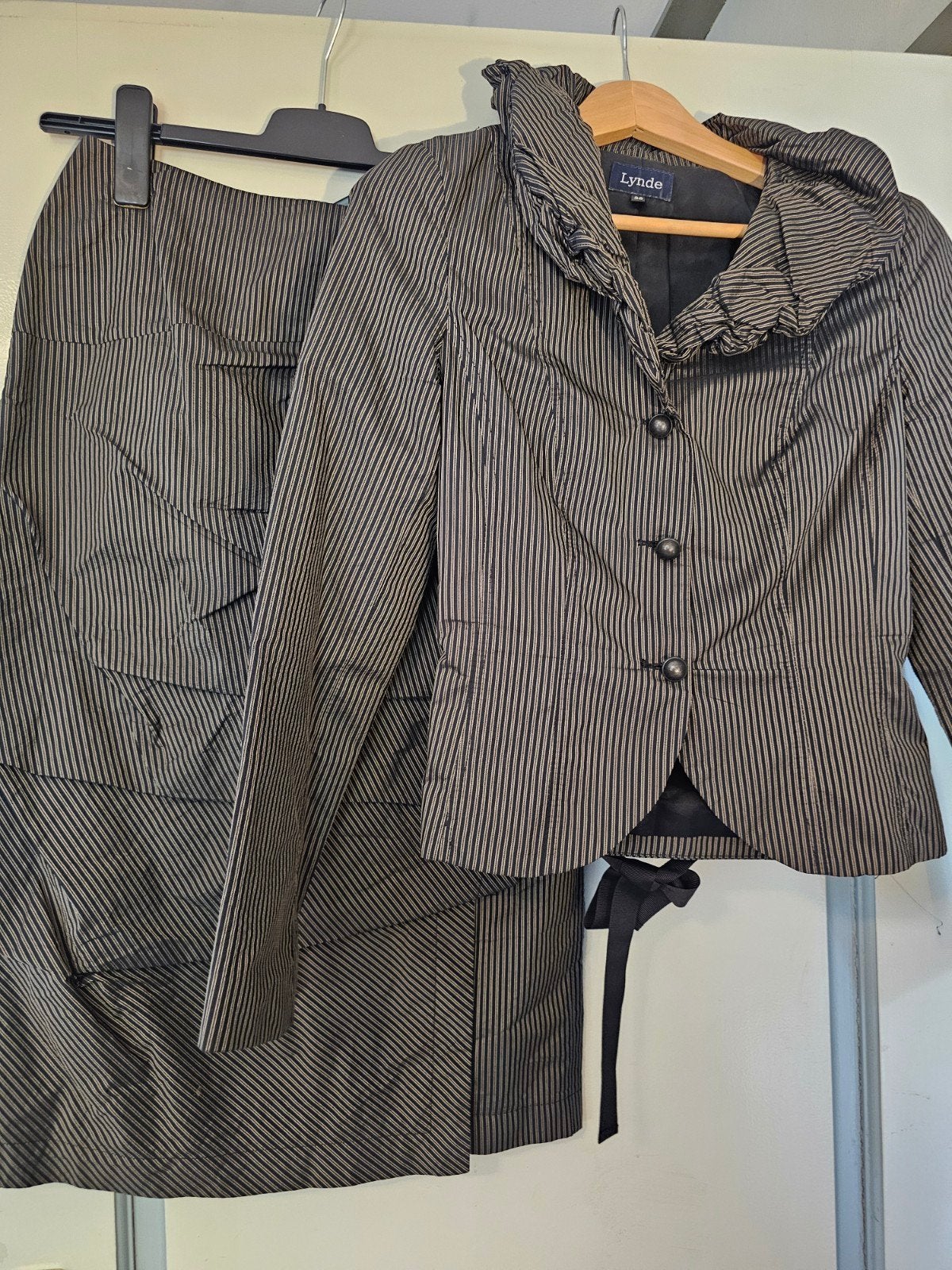 Lynde gestreept jasje en rok set - Maat 38/40 (M), Kleding | Dames, Maat 38/40 (M), Kostuum of Pak, Zwart, Ophalen of Verzenden