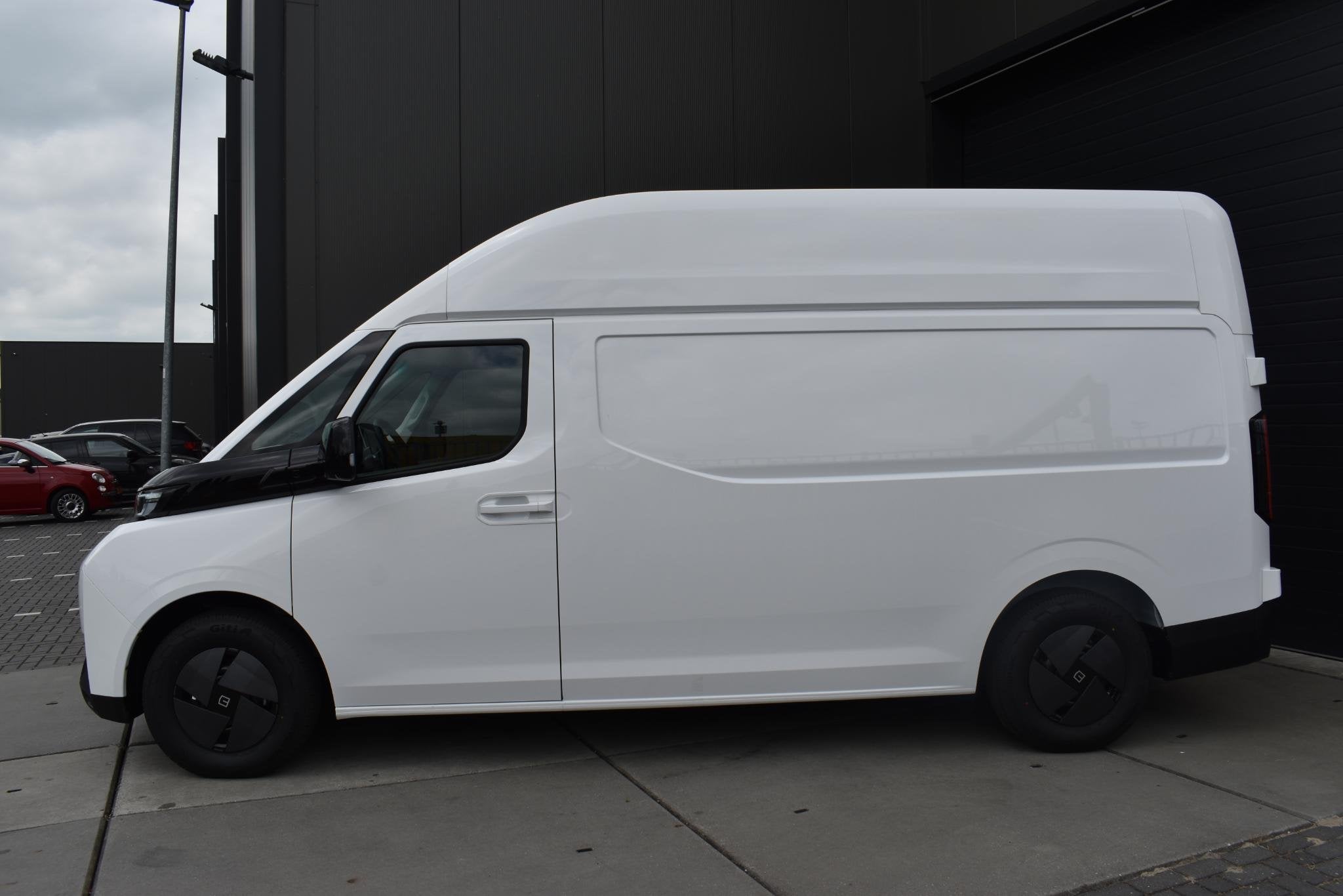 Farizon SV L2H3 83 kWh RIJKLAAR | 360 CAMERA | TREKHAAK | ST, Auto's, Wit, 2330 kg, Te koop, 3 stoelen
