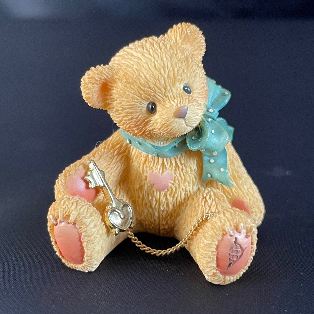 Cherished Teddies 302759 You Are the Key to My Heart. 1997, Verzamelen, Ophalen of Verzenden, Gebruikt, Beeldje, Cherished Teddies