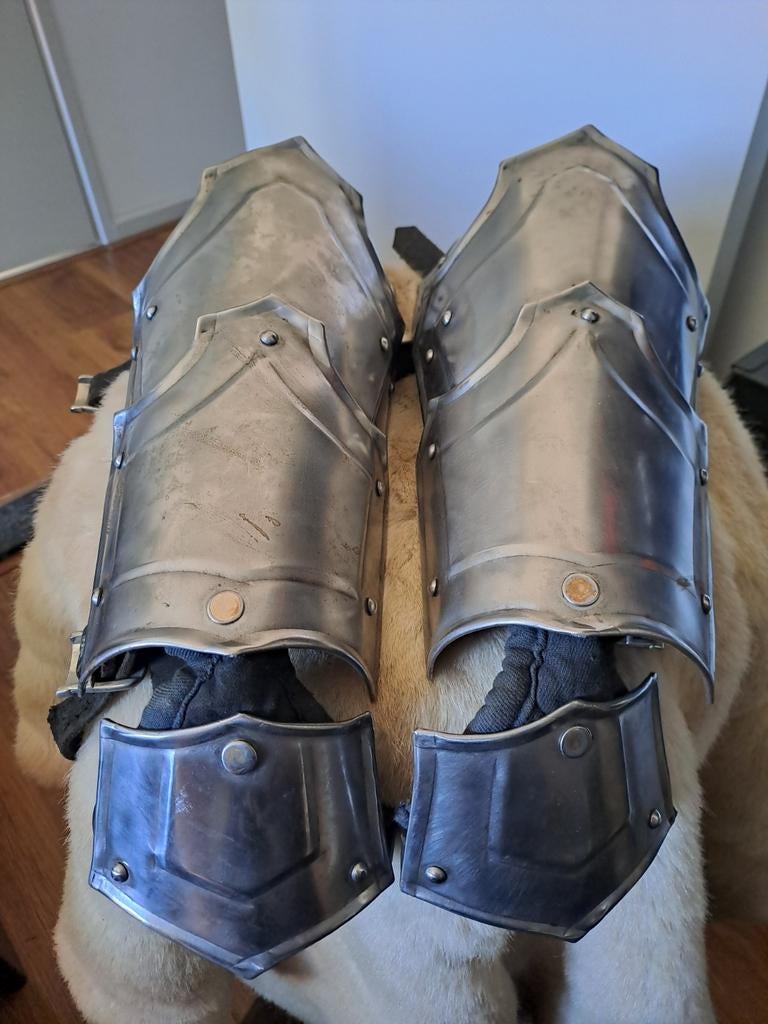 Te Koop: Metalen Onderarm Harnas Pantser LARP., Ophalen of Verzenden, Gebruikt, Toneelattributen of Onderdelen