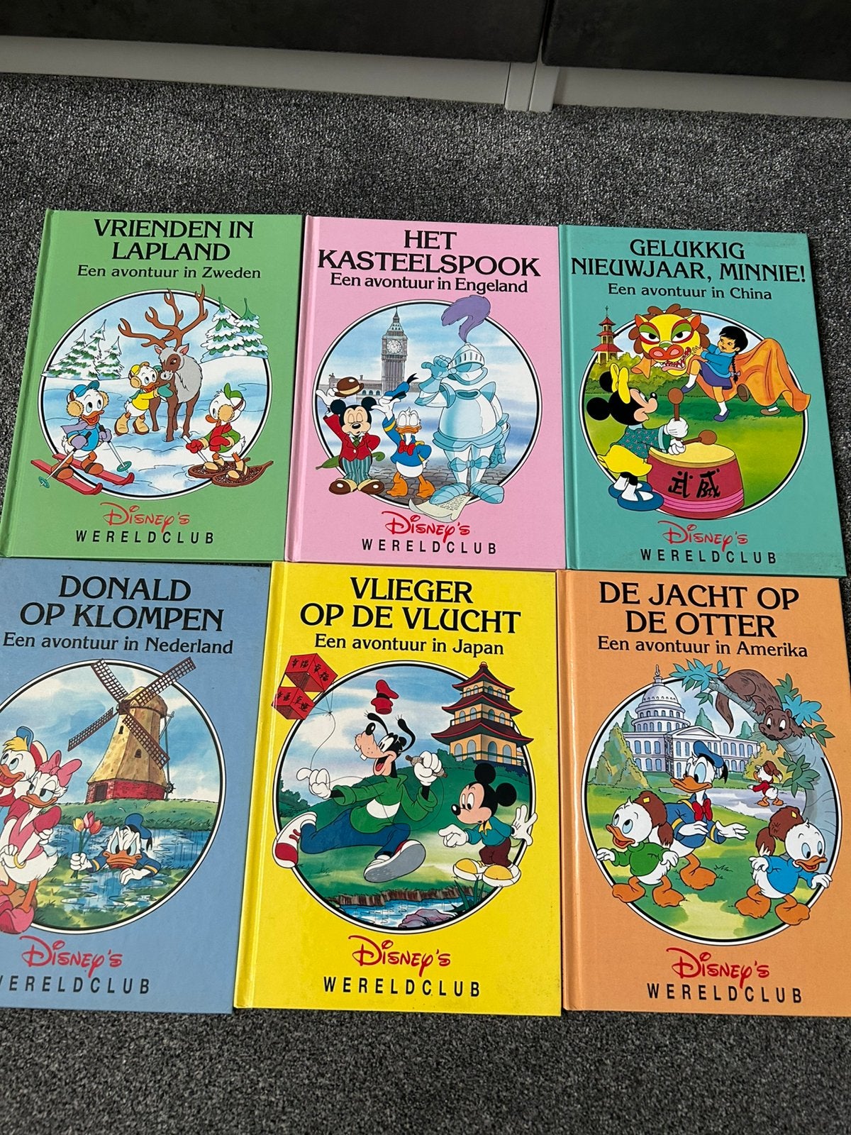 23 boeken van de disney wereldclub.€1 per stuk., Ophalen, Zo goed als nieuw