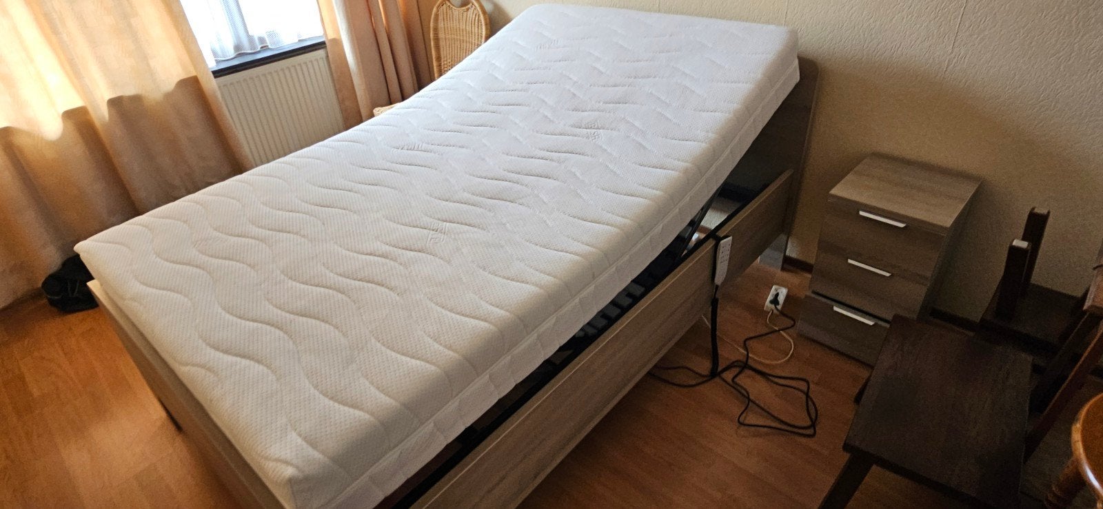 Bed met verstelbare lattenbodem en matras, Ophalen, Verstelbaar, Zo goed als nieuw, 120 cm