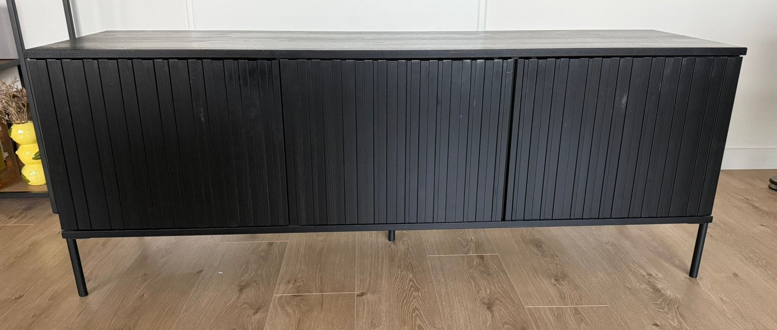 Tv meubel WOOOD gravure, Ophalen, 150 tot 200 cm, Zo goed als nieuw, Minder dan 100 cm