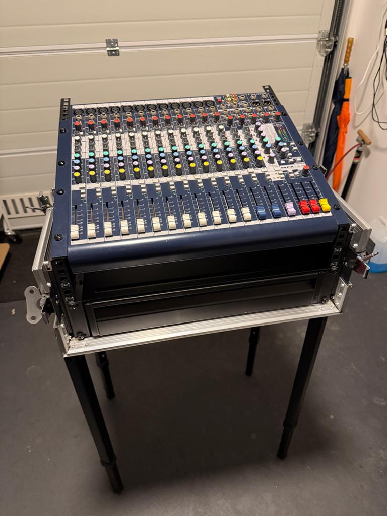Soundcraft MFX 12/2 Mengpaneel met Flightcase en Standaard, Muziek en Instrumenten, Mengpanelen, Ophalen, Zo goed als nieuw, 10 tot 20 kanalen