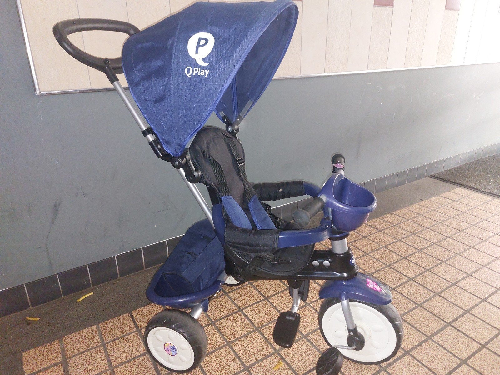 Kinderfiets/driewieler Q Play met duwstang en zonnescherm, Fietsen en Brommers, Ophalen, Zo goed als nieuw, Q Play, Duwstang