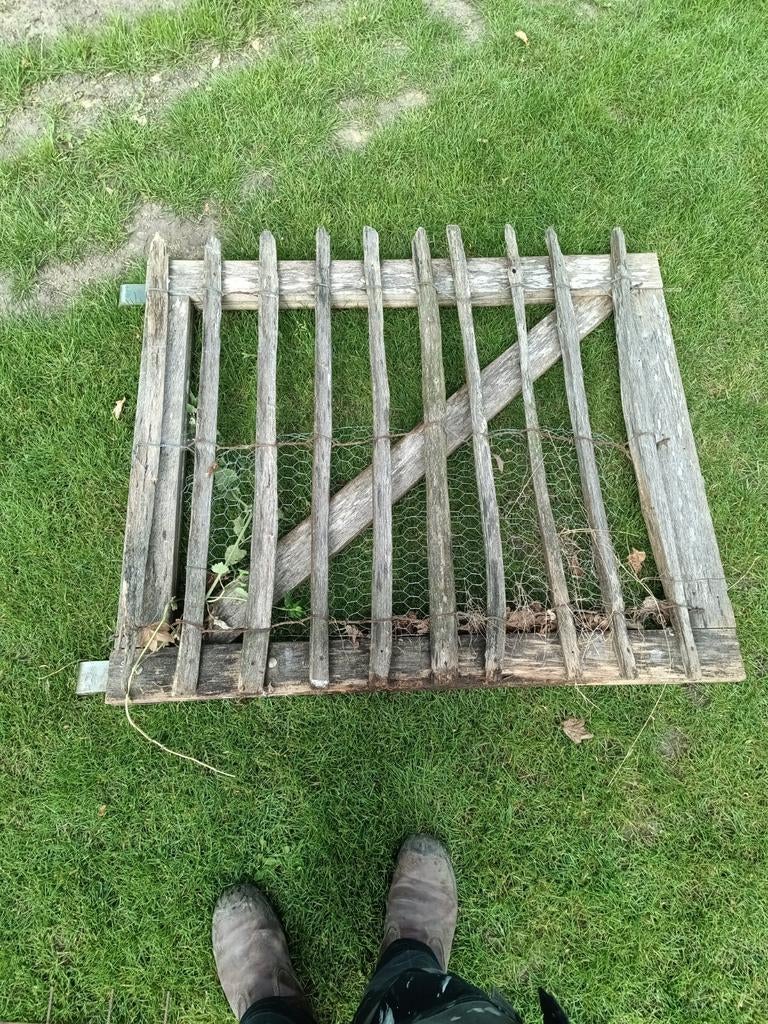 Rustiek houten tuinhekje met gaas, Met poort, Gebruikt, Ophalen of Verzenden, Tuinhek