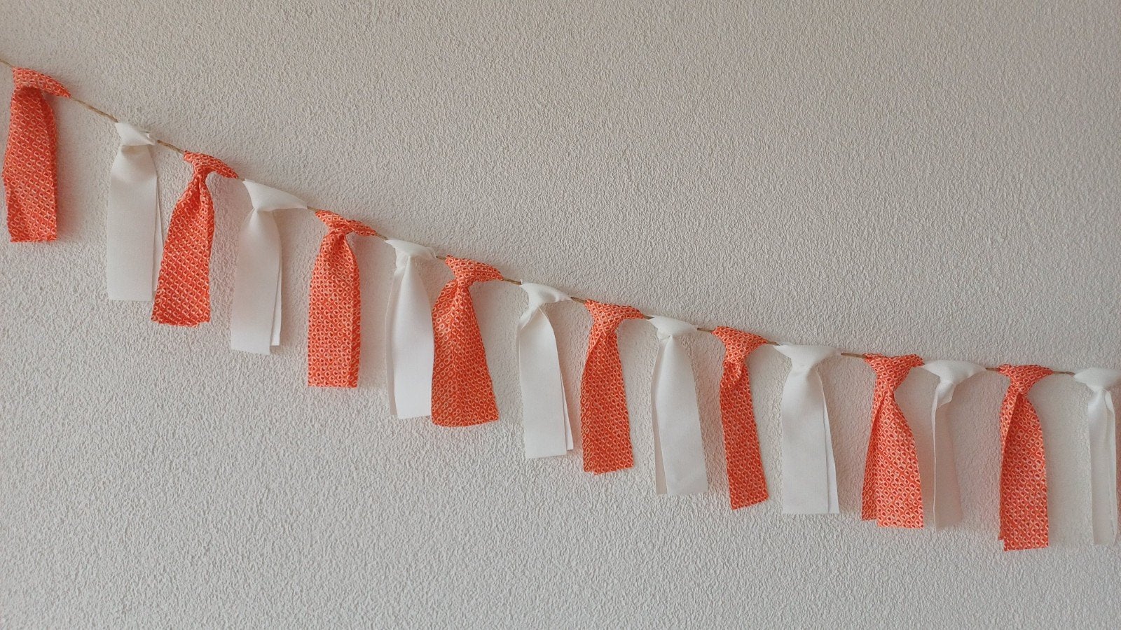 Stoffen linten slinger oranje crème 2 meter - goed doel, Ophalen of Verzenden, Nieuw, Versiering
